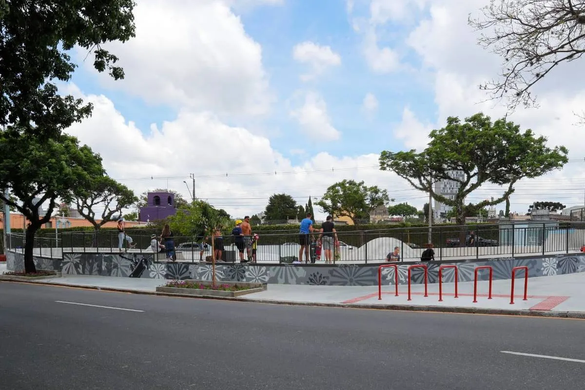 Imagem mostra a nova Praça do Gaúcho, em Curitiba.