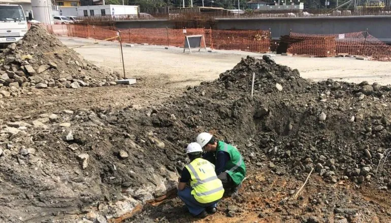 Na imagem, arqueólogos analisam o solo nas local das obras da Ponte de Guaratuba