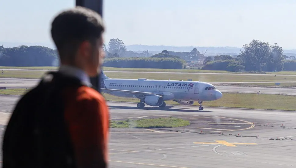 Avião da Latam decolando do Aeroporto Internacional Afonso Pena