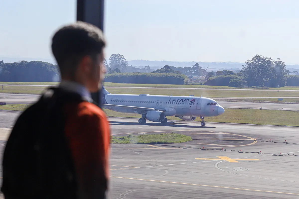 Avião da Latam decolando do Aeroporto Internacional Afonso Pena