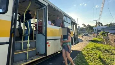 Crianças caem de janela de ônibus em movimento e ficam feridas na Grande Curitiba