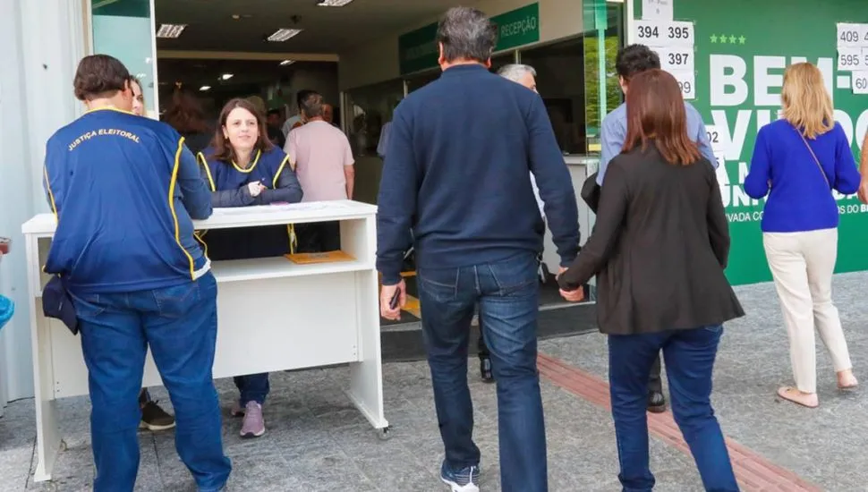 Imagem mostra pessoas indo votar em Curitiba.