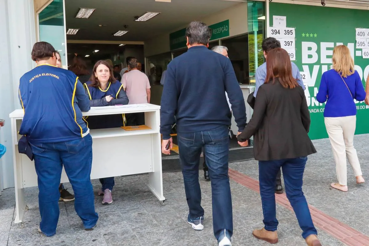 Imagem mostra pessoas indo votar em Curitiba.