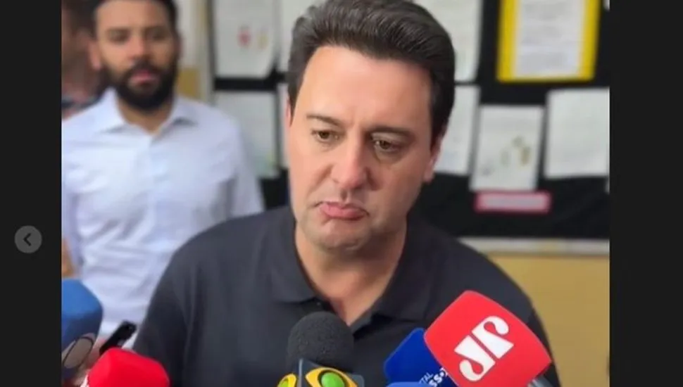 Imagem mostra o governador do Paraná Ratinho Júnior dando entrevista para repórteres após votar em escola de Santa Felicidade