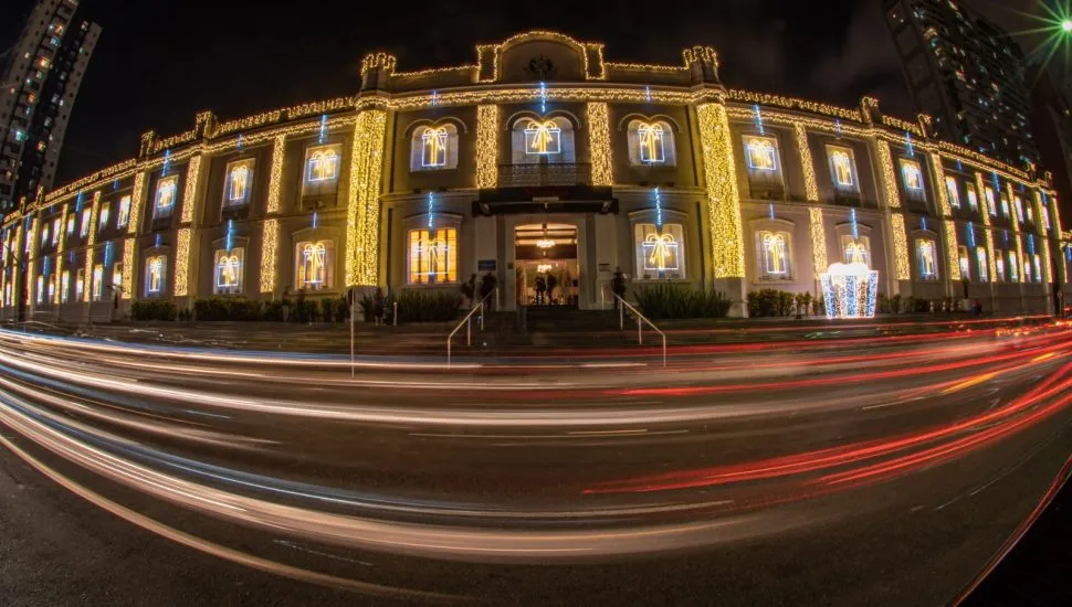 Imagem mostra facahada do shopping Curitiba toda iluminada com milhares de luzes de Natal