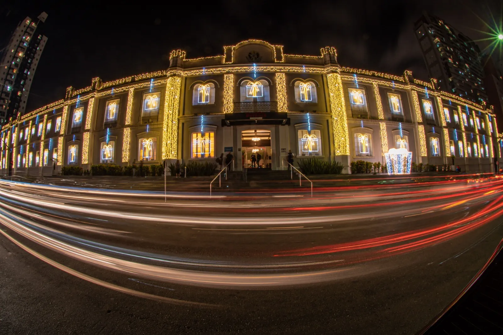 Imagem mostra facahada do shopping Curitiba toda iluminada com milhares de luzes de Natal