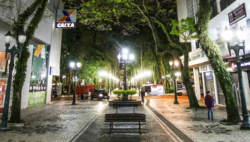 Praça Osório, no Centro de Curitiba, durante a noite.