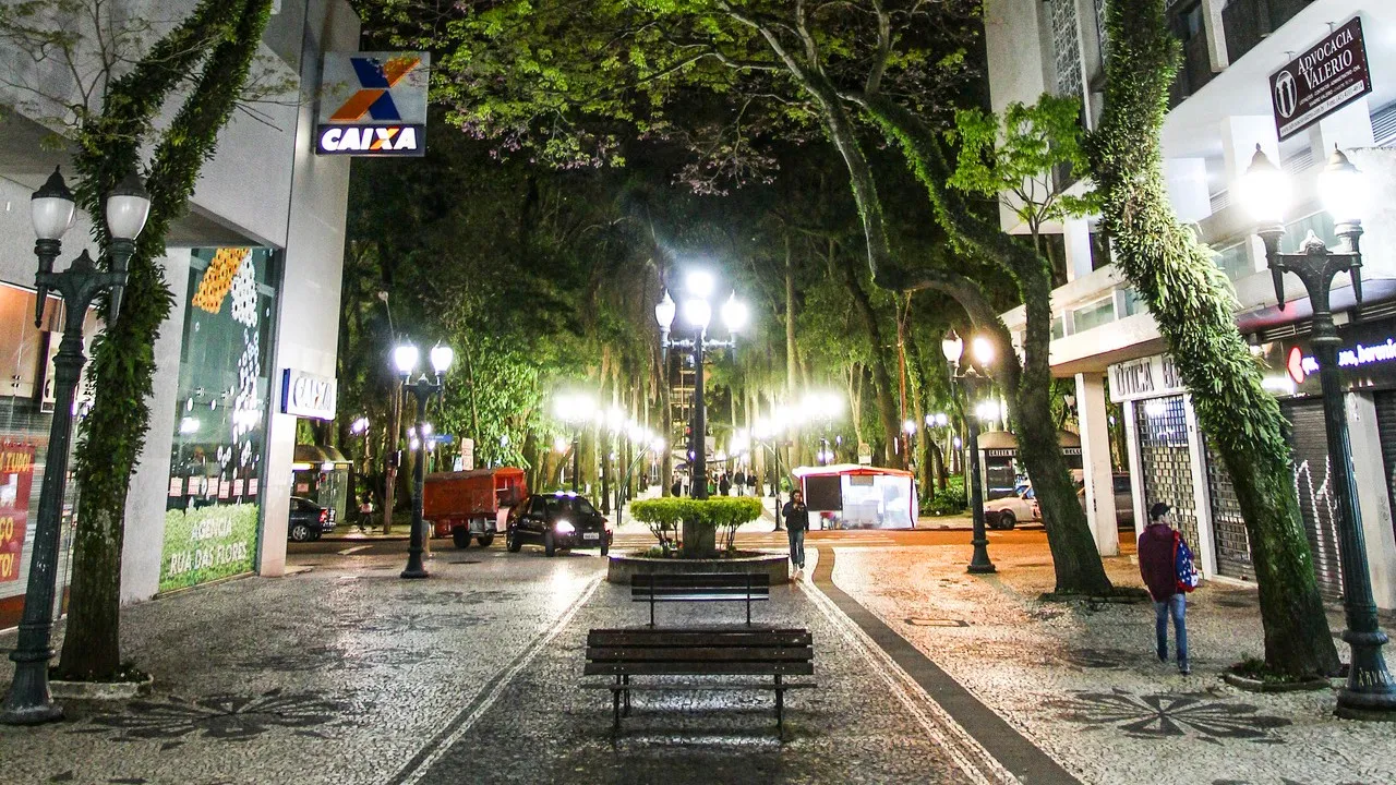 Praça Osório, no Centro de Curitiba, durante a noite.