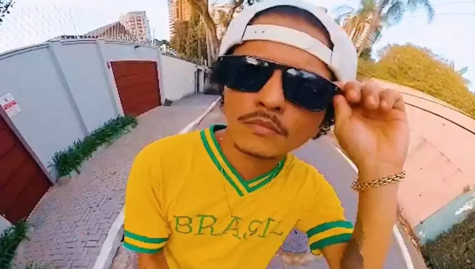 Imagem mostra Bruno Mars com uma camisa do Brasil