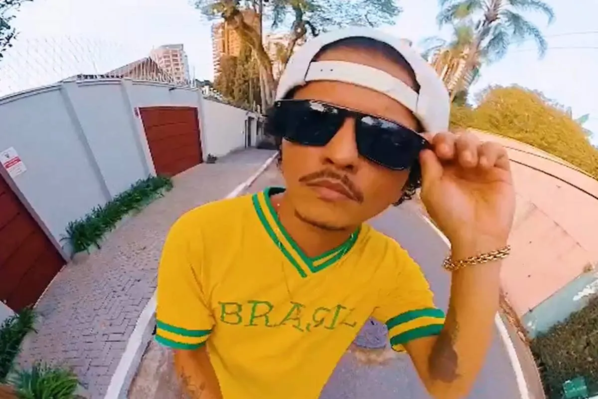 Imagem mostra Bruno Mars com uma camisa do Brasil