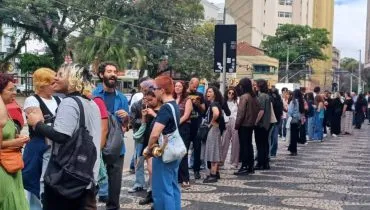 Fila gigante no Centro de Curitiba para masterclass com cineasta Francis Coppola