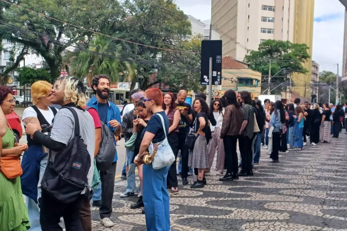 Imagem mostra uma fila no Centro de Curitiba