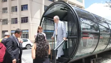 Coppola causa alvoroço no Centro de Curitiba e dá aula para estudantes no Guaíra