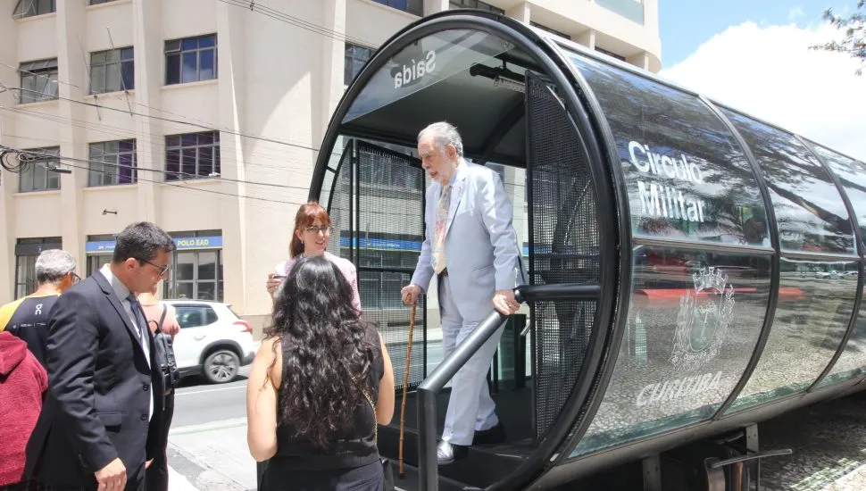 Francis Ford Coppola em estação-tubo de Curitiba