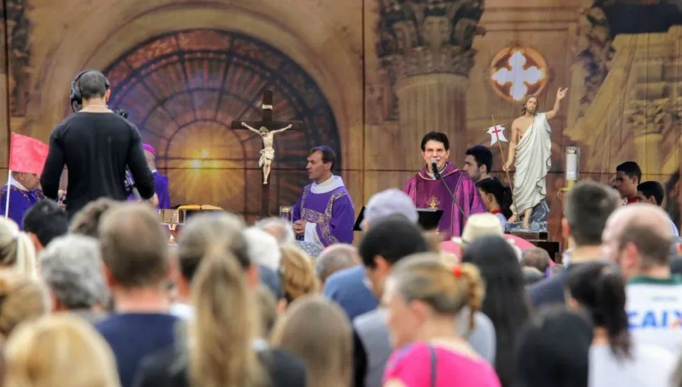 Padre Reginaldo Manzotti celebrou missa de Finados em 2023 em frente a cemitério de Curitiba.