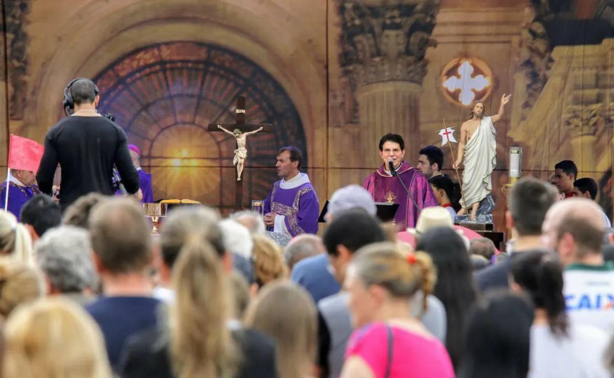 Padre Reginaldo Manzotti celebrou missa de Finados em 2023 em frente a cemitério de Curitiba.