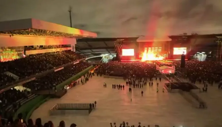 Imagem mostra pista premium vazia e arquibancadas cheias no show de Bruno Mars em Curitiba.