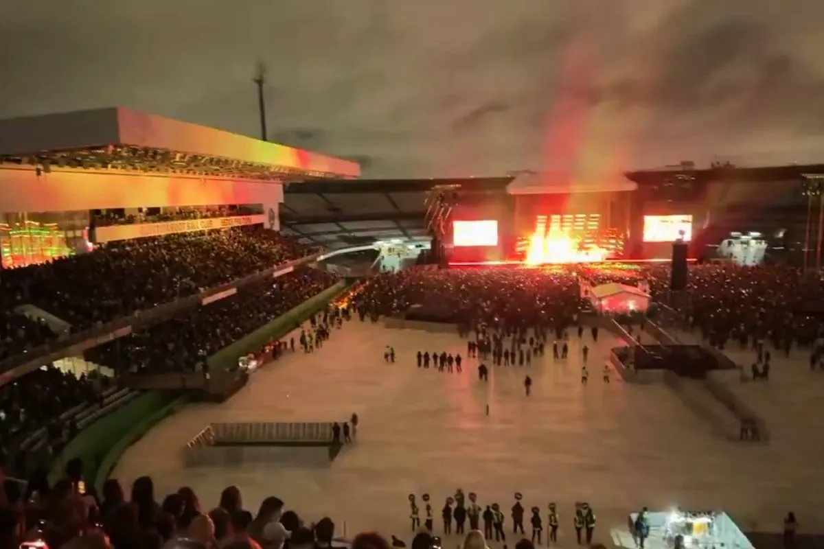 Imagem mostra pista premium vazia e arquibancadas cheias no show de Bruno Mars em Curitiba.