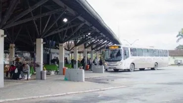 Prefeito reeleito no Litoral do Paraná tem candidatura cassada por tarifa zero no ônibus