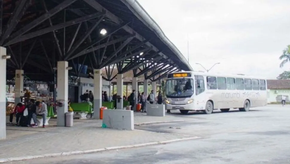 Na imagem, ônibus estacionado no terminal em Morretes