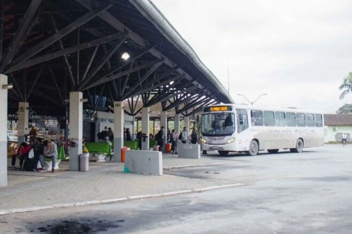 Na imagem, ônibus estacionado no terminal em Morretes