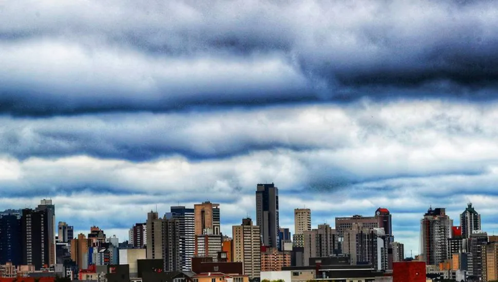 Imagem mostra o céu com nuvens carregadas e prédios