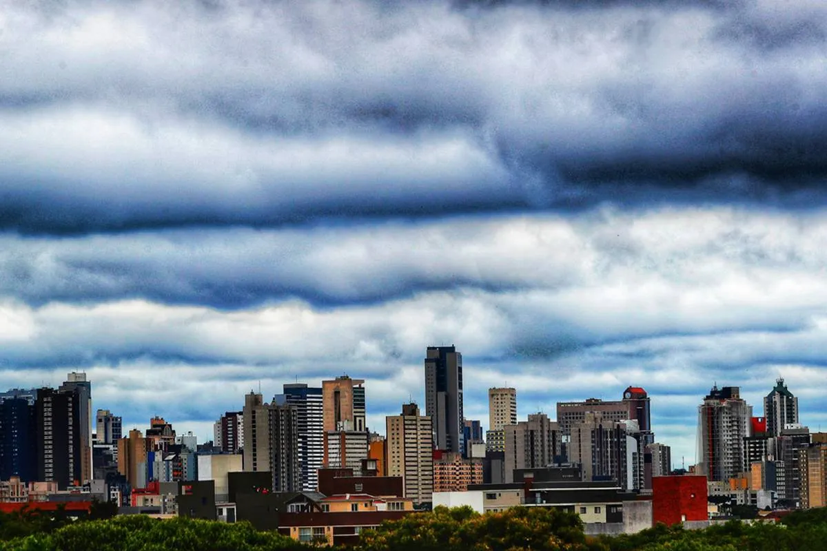 Imagem mostra o céu com nuvens carregadas e prédios