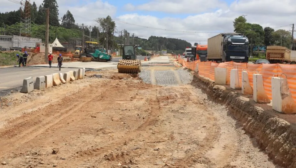 Na imagem, máquinas em trecho em obras em rodovia do Paraná