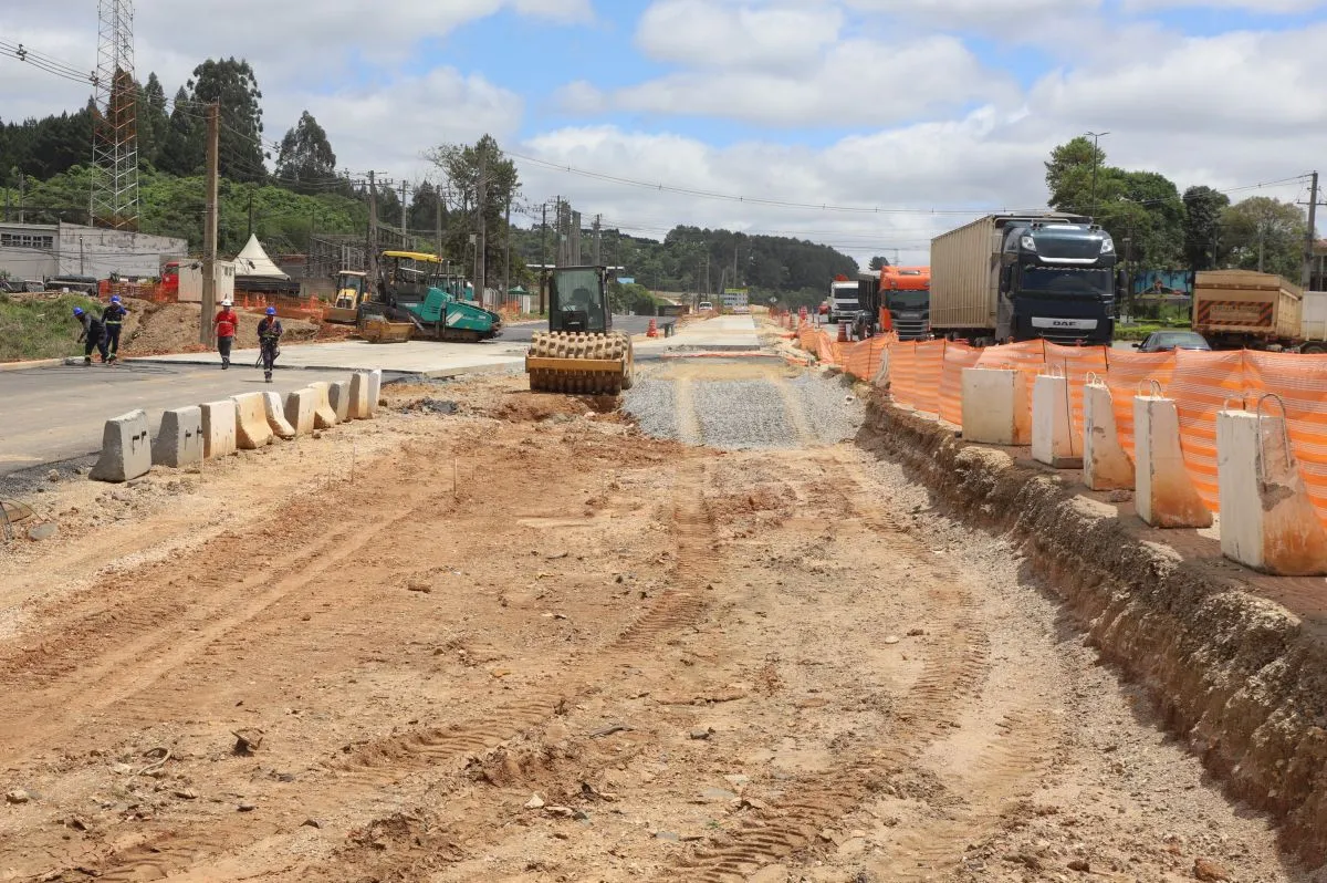 Na imagem, máquinas em trecho em obras em rodovia do Paraná