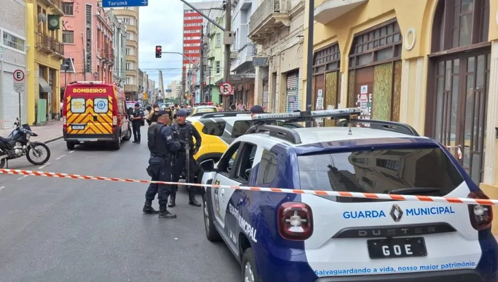 Na imagem, viatura da GM, polícia militar e Siate, em local de tiroteio no Centro de Curitiba