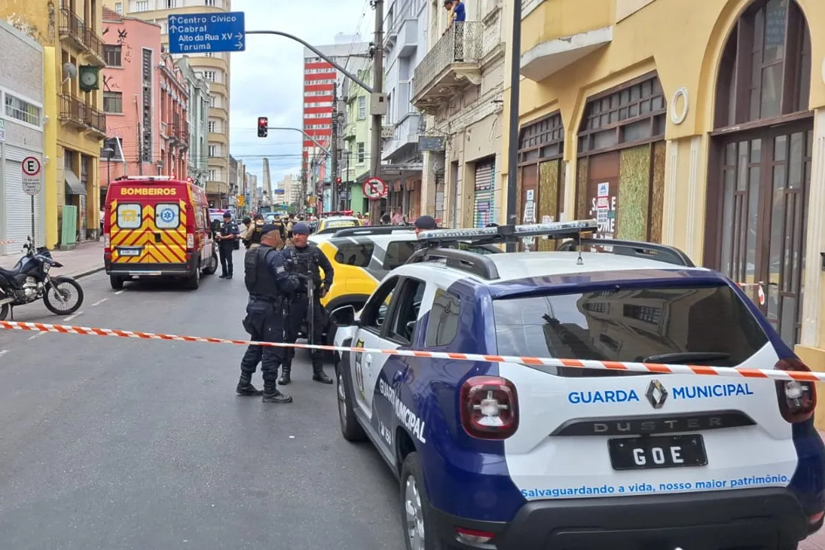 Na imagem, viatura da GM, polícia militar e Siate, em local de tiroteio no Centro de Curitiba