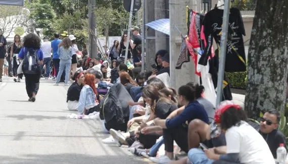 Segundo dia de show do Bruno Mars tem nova fila quilométrica em Curitiba