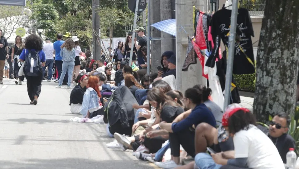 Fãs fazem fila quilométrica para show do Bruno Mars em Curitiba.