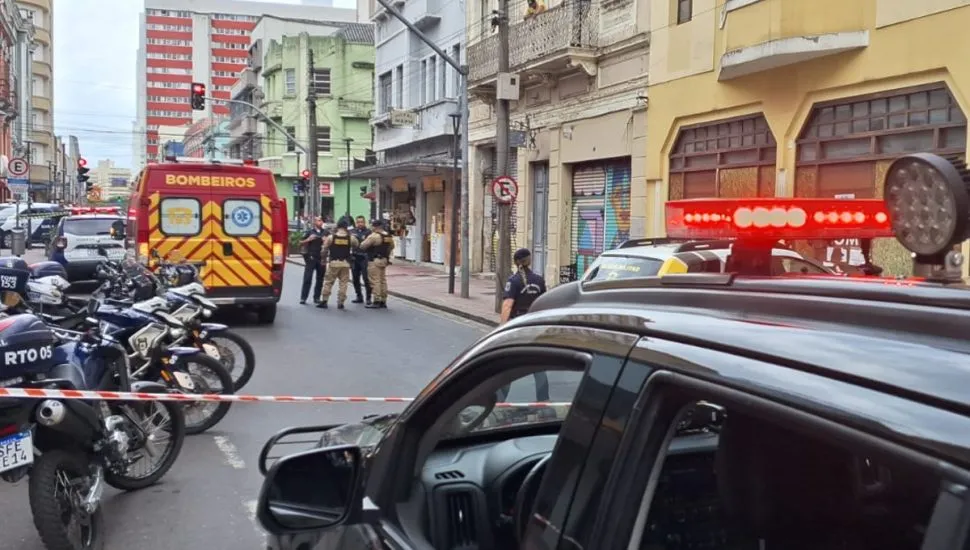 Imagem mostra Siate e viaturas da polícia no Centro de Curitiba após um tiroteio.