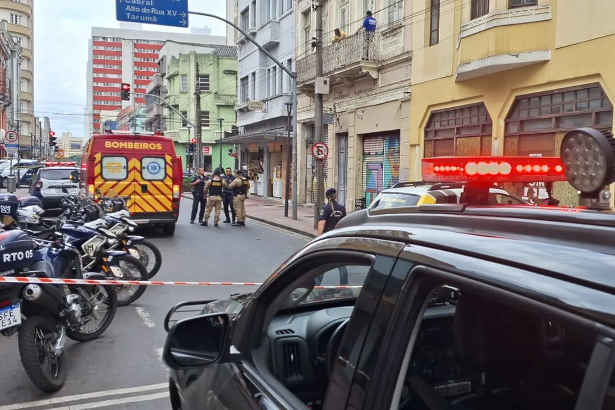 Imagem mostra Siate e viaturas da polícia no Centro de Curitiba após um tiroteio.