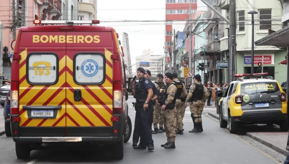 Na imagem, Siate e policiais em local de disparos de tiros em Curitiba.