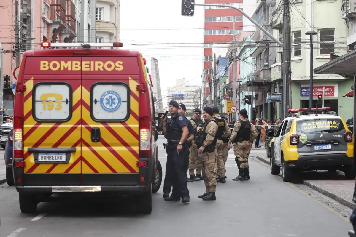 Na imagem, Siate e policiais em local de disparos de tiros em Curitiba.