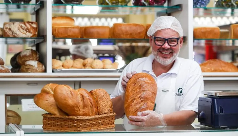 Padaria de Curitiba faz sucesso com sua tradicional e famosa broa de centeio