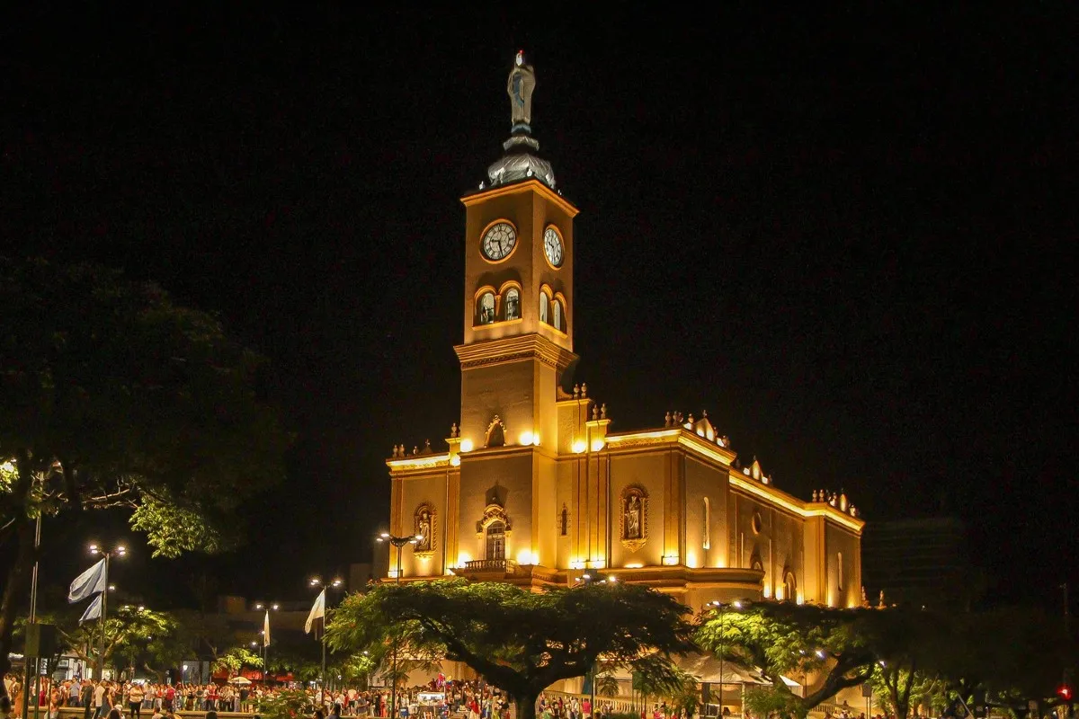 Na imagem, foto noturna da fachada da Catedral Diocesana Nossa Senhora de Lourdes