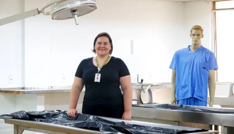 Imagem mostra uma mulher com blusa preta no antigo necrotério de Curitiba.