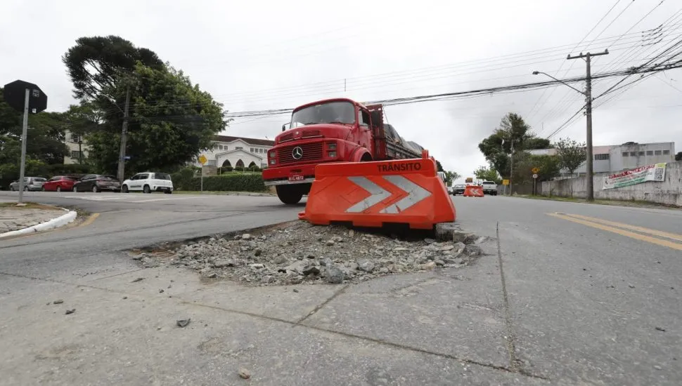 Buraco na Rua Jacarezinho, na região do bairro Mercês, em Curitiba.