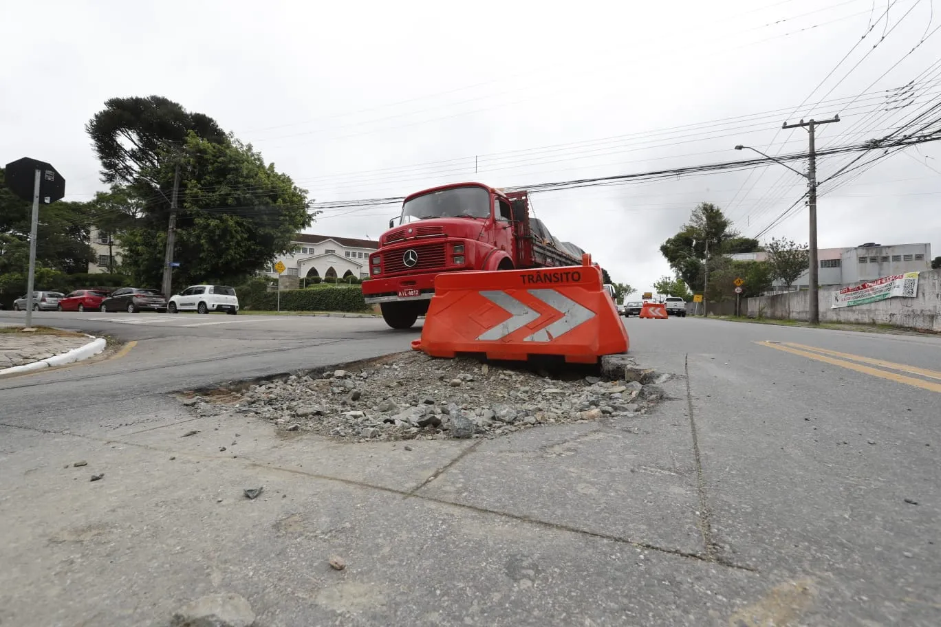 Buraco na Rua Jacarezinho, na região do bairro Mercês, em Curitiba.