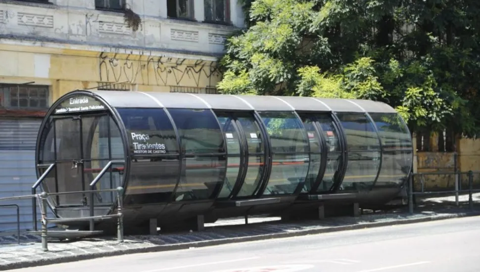 Na imagem, estação-tubo no Centro de Curitiba