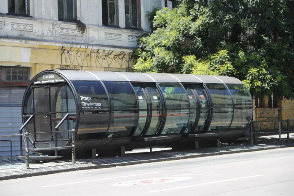 Na imagem, estação-tubo no Centro de Curitiba