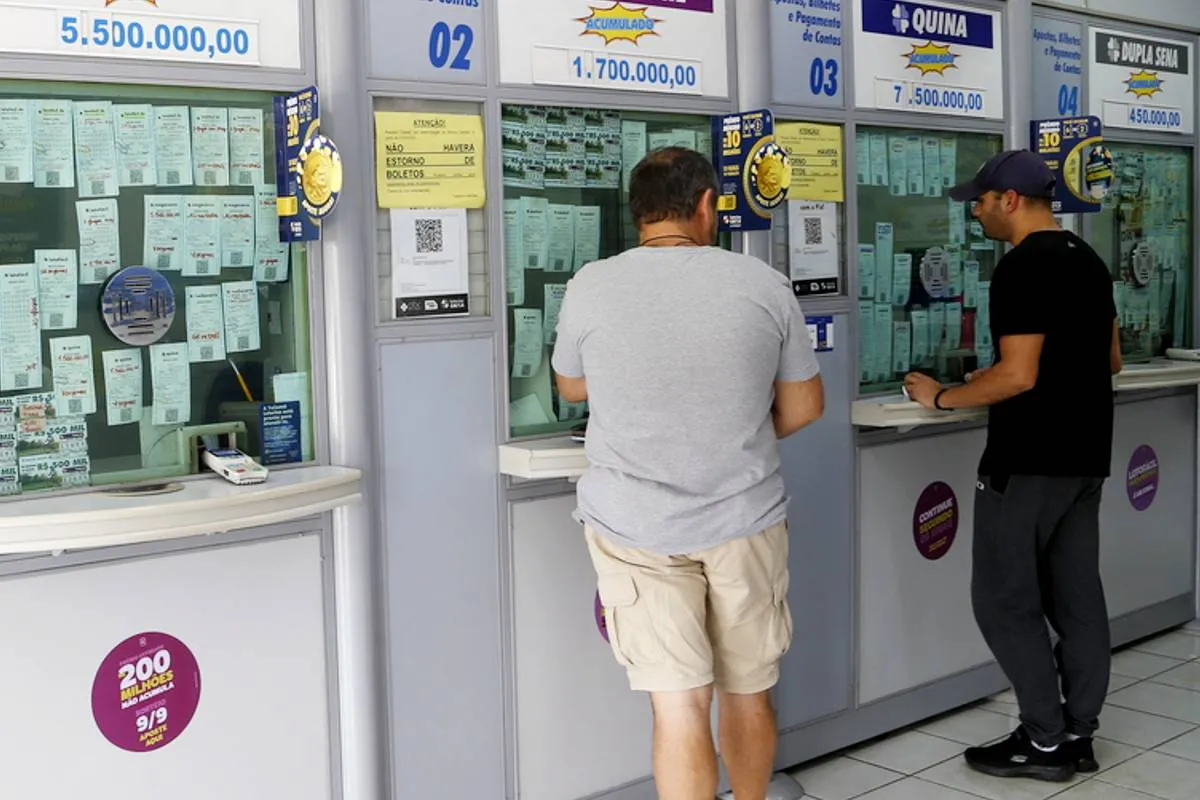 Imagem mostra apostadores em uma lotérica de Curitiba.