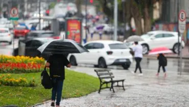 Tempestade a caminho de Curitiba: Virada de Ano pode ter chuva