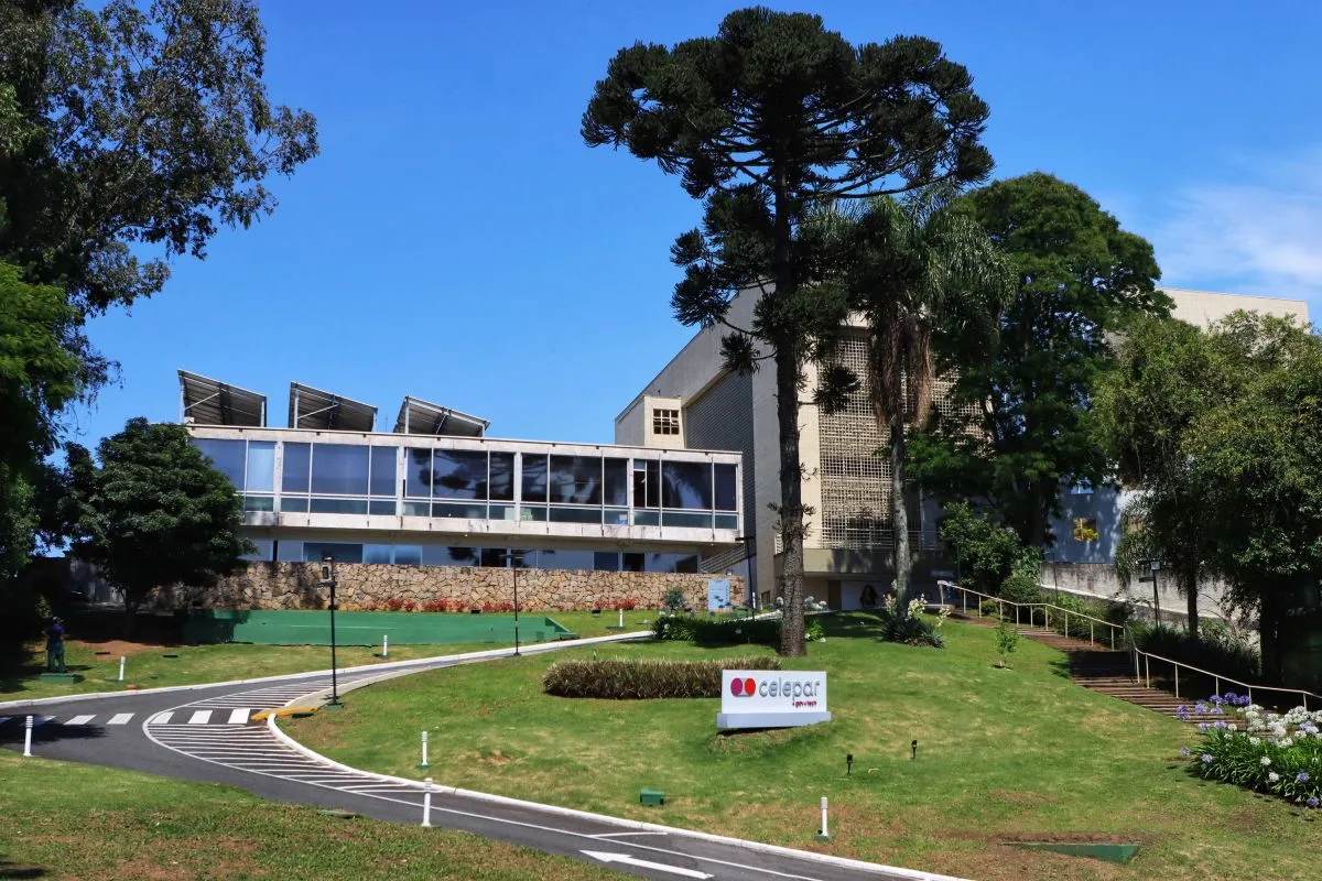 Na imagem, entrada e fachada do prédio da Celepar