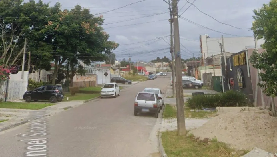 Imagem mostra uma rua de Curitiba.