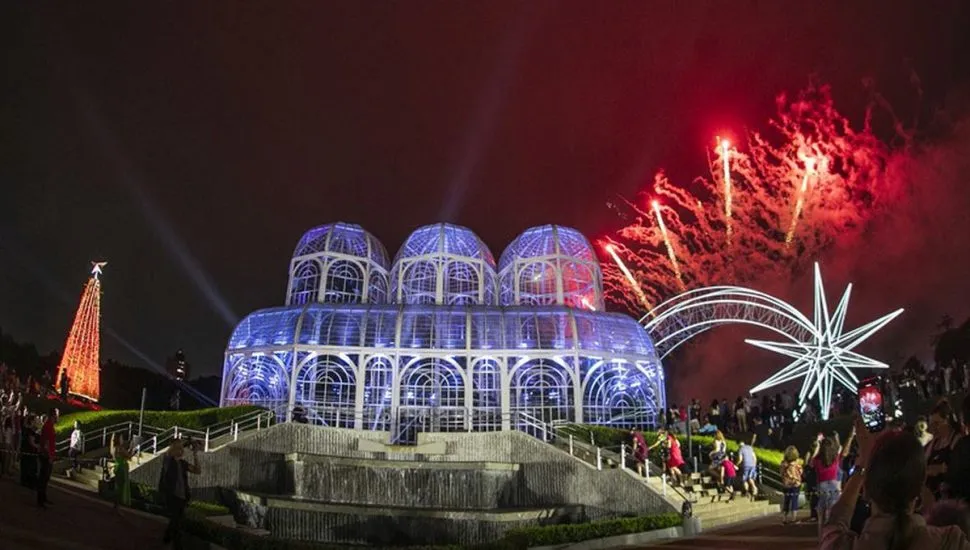 Na imagem, Jardim Botânico de Curitiba decorado durante evento de Natal