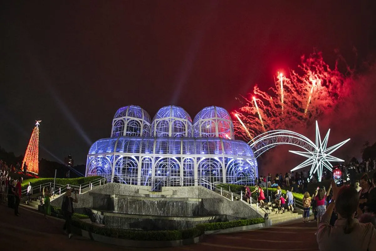 Na imagem, Jardim Botânico de Curitiba decorado durante evento de Natal